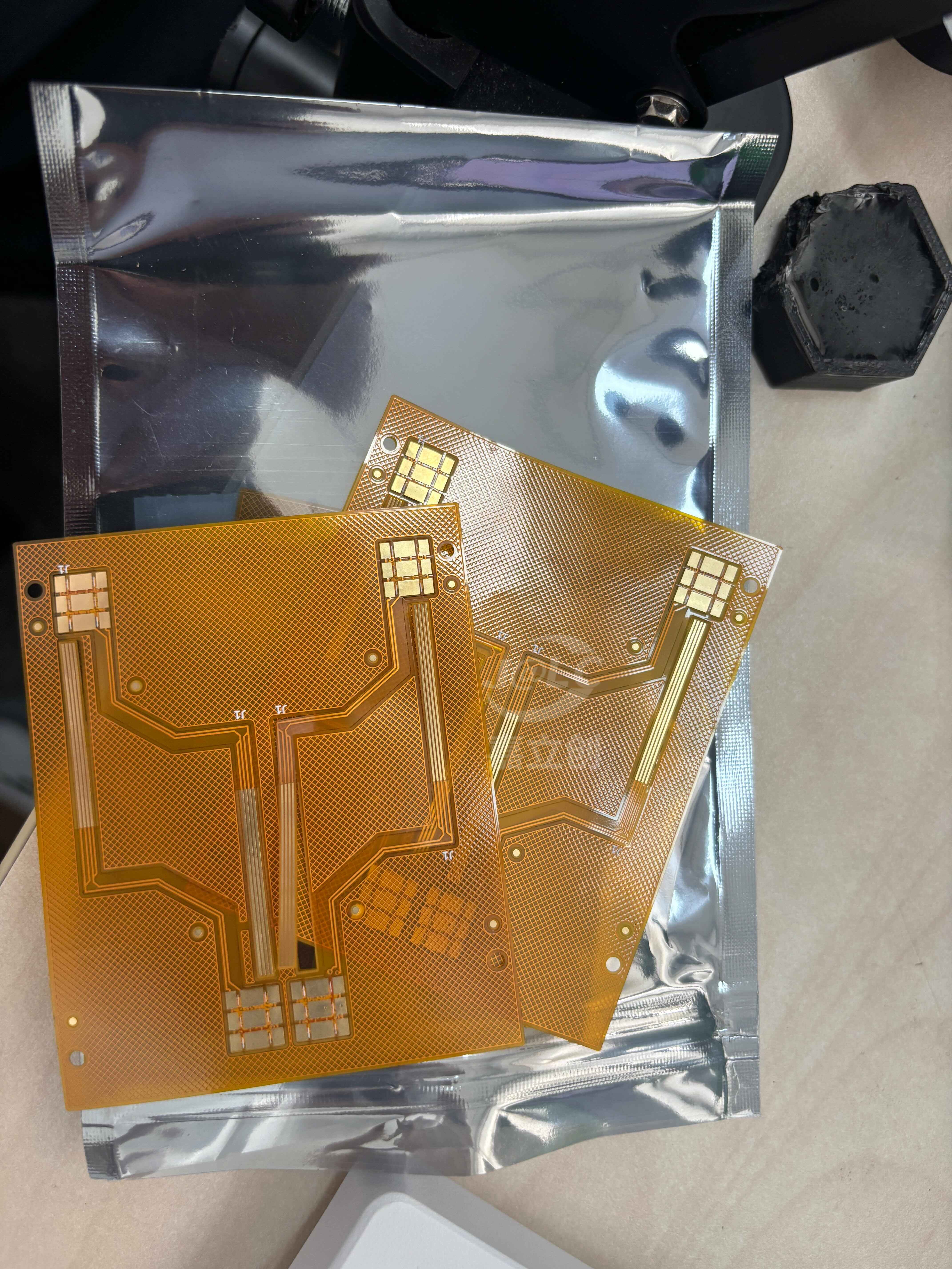 板子打印的非常好，锡盘很稳定，拼板不同的单板轻松拆下来。