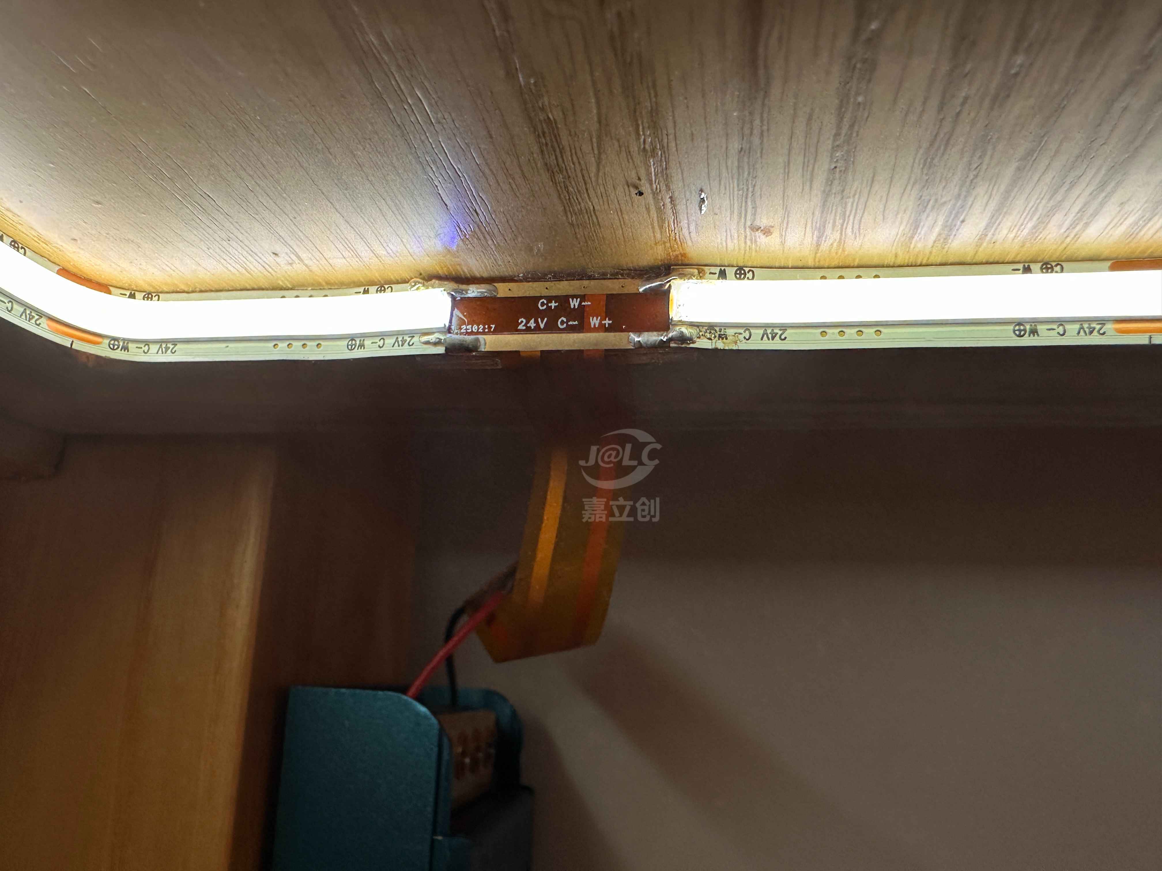 通过FPC隐藏了灯带正面的接线，效果很好，就是铜层能厚一点就更好了