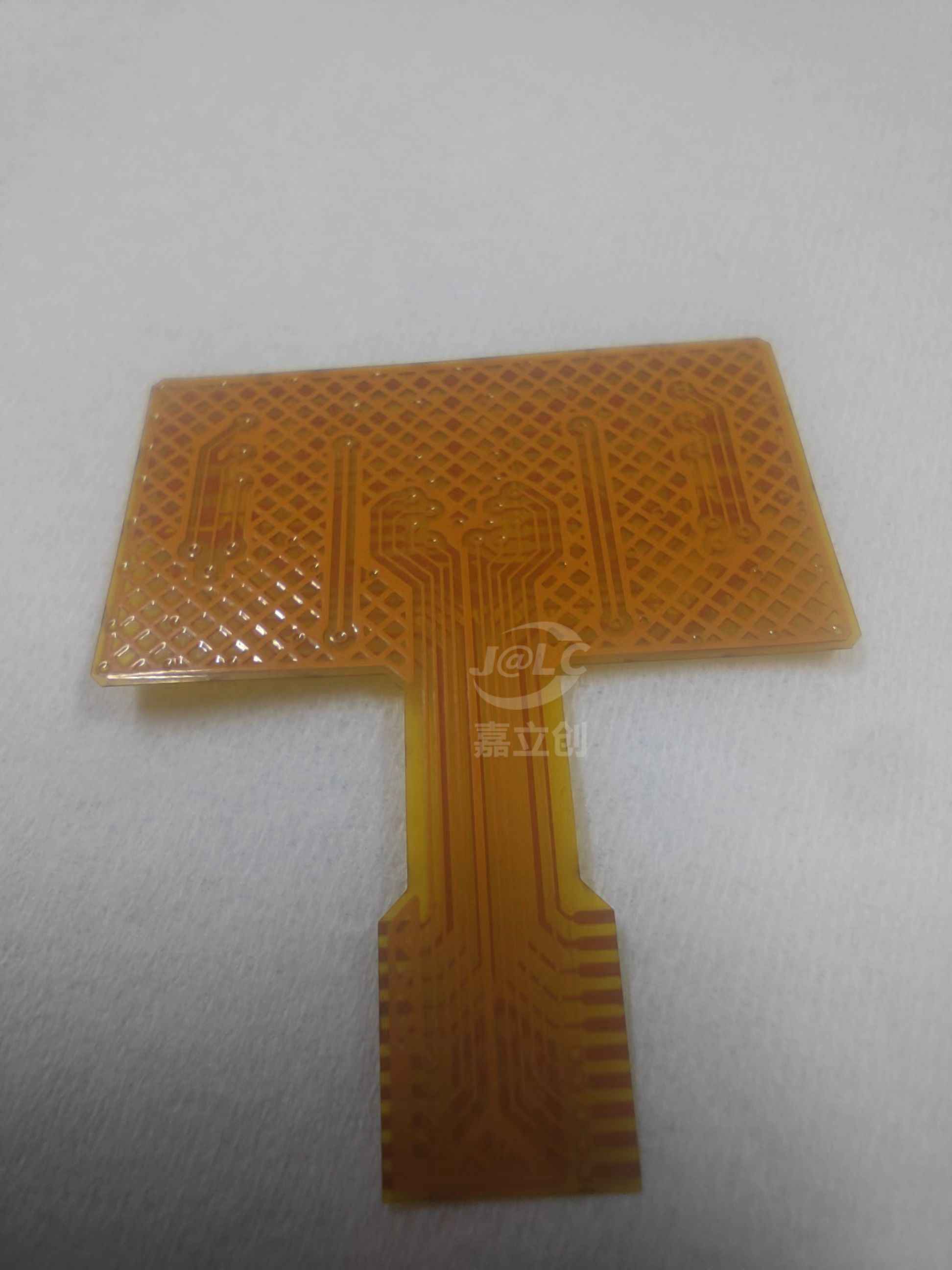 近日，我在嘉立创平台进行了FPC柔性电路板的打样服务，样品到手后经过详细检验与测试，现在将我的实际体验反馈给大家。
首先，在样品质量上，这款由嘉立创提供的FPC电路板展现出了极高的工艺水平，表面处理光滑无瑕，线路布局科学且精准，体现出一流的精细化设计。其独特的柔性特性，有效节省空间，灵活适应各种复杂安装场景，大大提升了我项目开发过程中的灵活性和便捷性。
在性能验证环节，该FPC电路板表现出色，信号传输稳定高效，未出现任何明显的干扰和衰减现象，完全符合了嘉立创对我定制需求的技术参数要求，足以应对高精度、高速率的传输任务。同时，其优异的耐弯折、耐高温性能也在实际应用中得到了充分证明，展现了强大的耐用性和稳定性。
嘉立创的打样服务同样让人印象深刻，从提出需求到样品制作完成，整个过程高效迅速，服务态度专业严谨。对于我在打样过程中提出的各项技术细节问题，嘉立创团队都给予了及时详尽的解答，显示了他们深厚的专业知识背景和以客户为中心的服务理念。
总结来说，通过嘉立创进行的FPC柔性电路板打样服务，无论是在产品品质、性能表现还是服务流程上，都给我留下了深刻印象并感到极度满意。