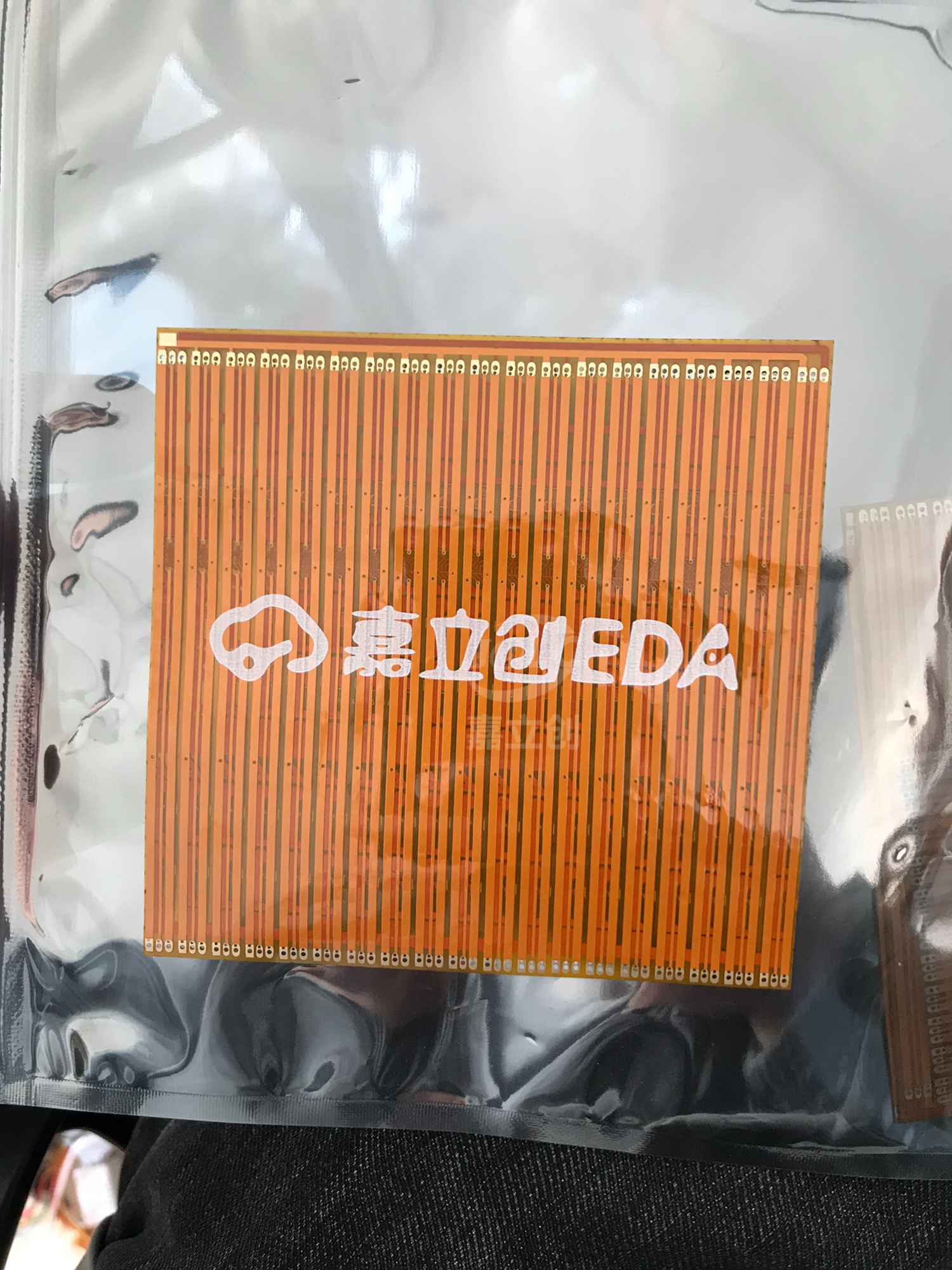 尝试做了一款led灯板，测试没有问题，厚度如果可以选择0.2或者0.3就更好了，目前免费打样只支持这种0.1的厚度感觉太薄了。