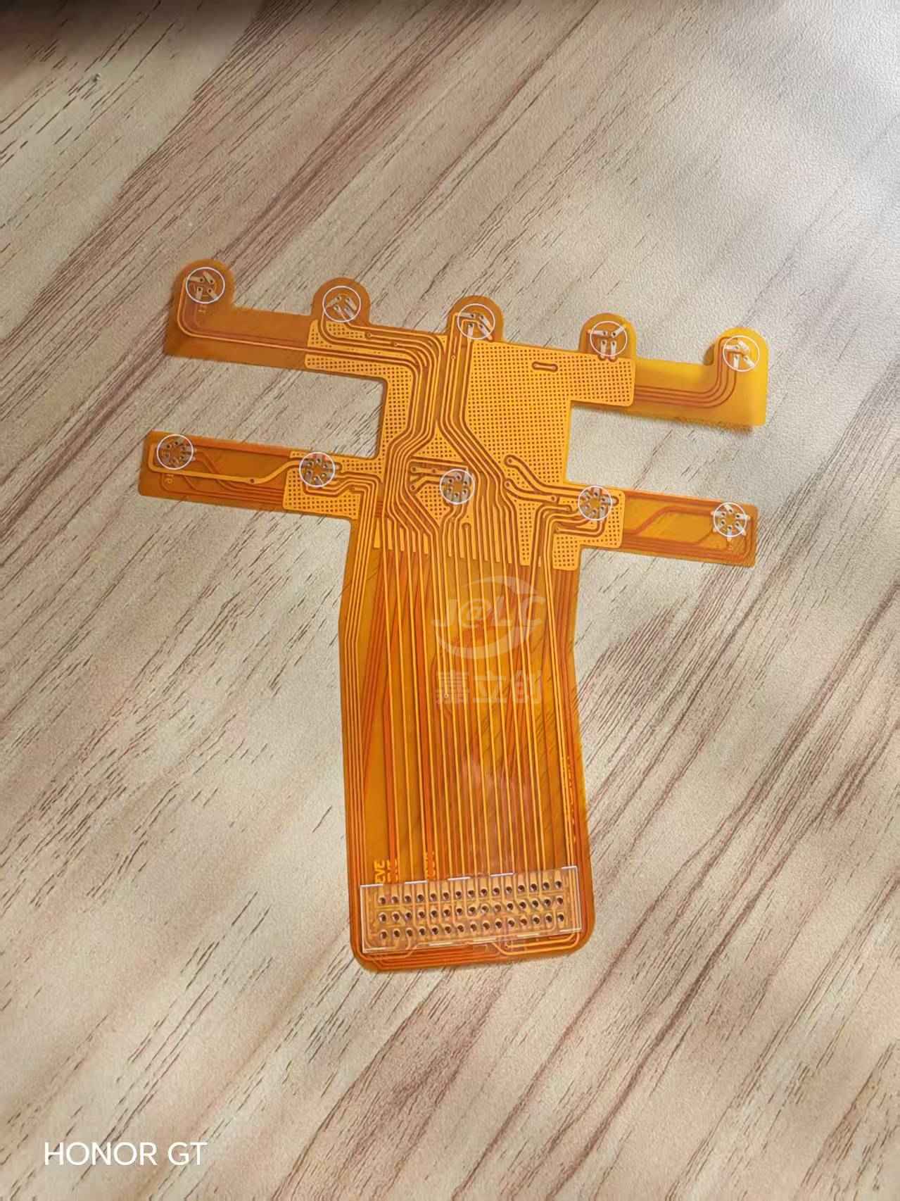 第一版制作FPC,到货后发现开窗有问题，联系客服后及时解决重新制作的丝印清洗，尺寸准确，完全满足要求，嘉立创的品质很好，值得信赖