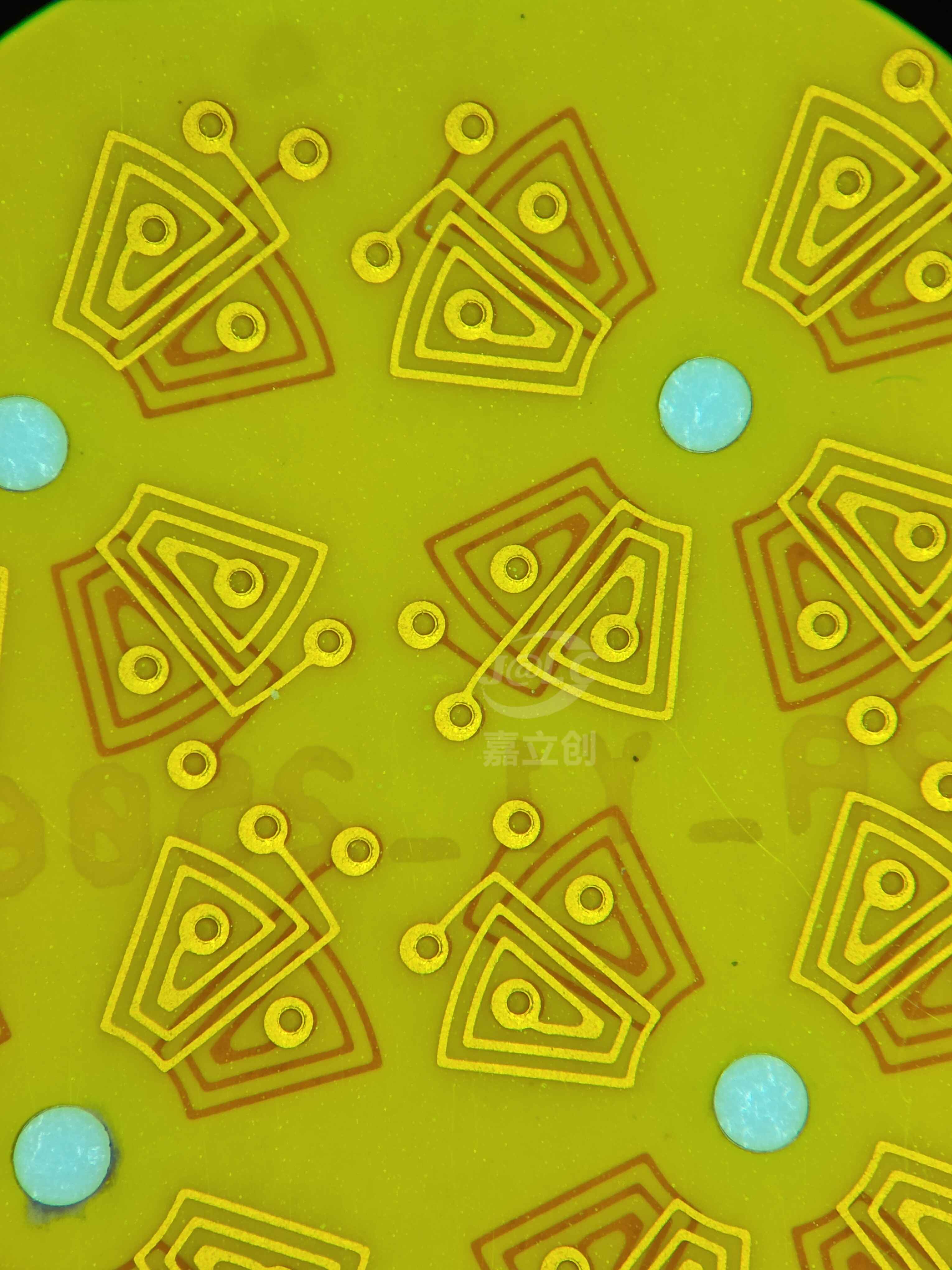 通过线圈产生磁场。我这版做错了，没有进行阻焊层开窗。打算重新做一版。