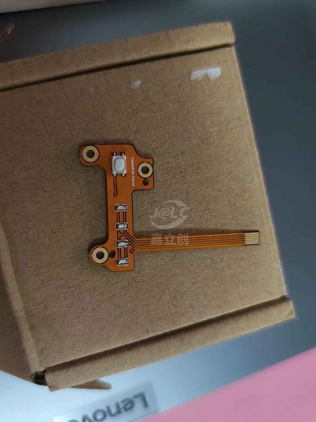 第一次尝试FPC柔性版，收到货后看上去品质不错，边缘无毛刺，立创的工艺还是很好的。