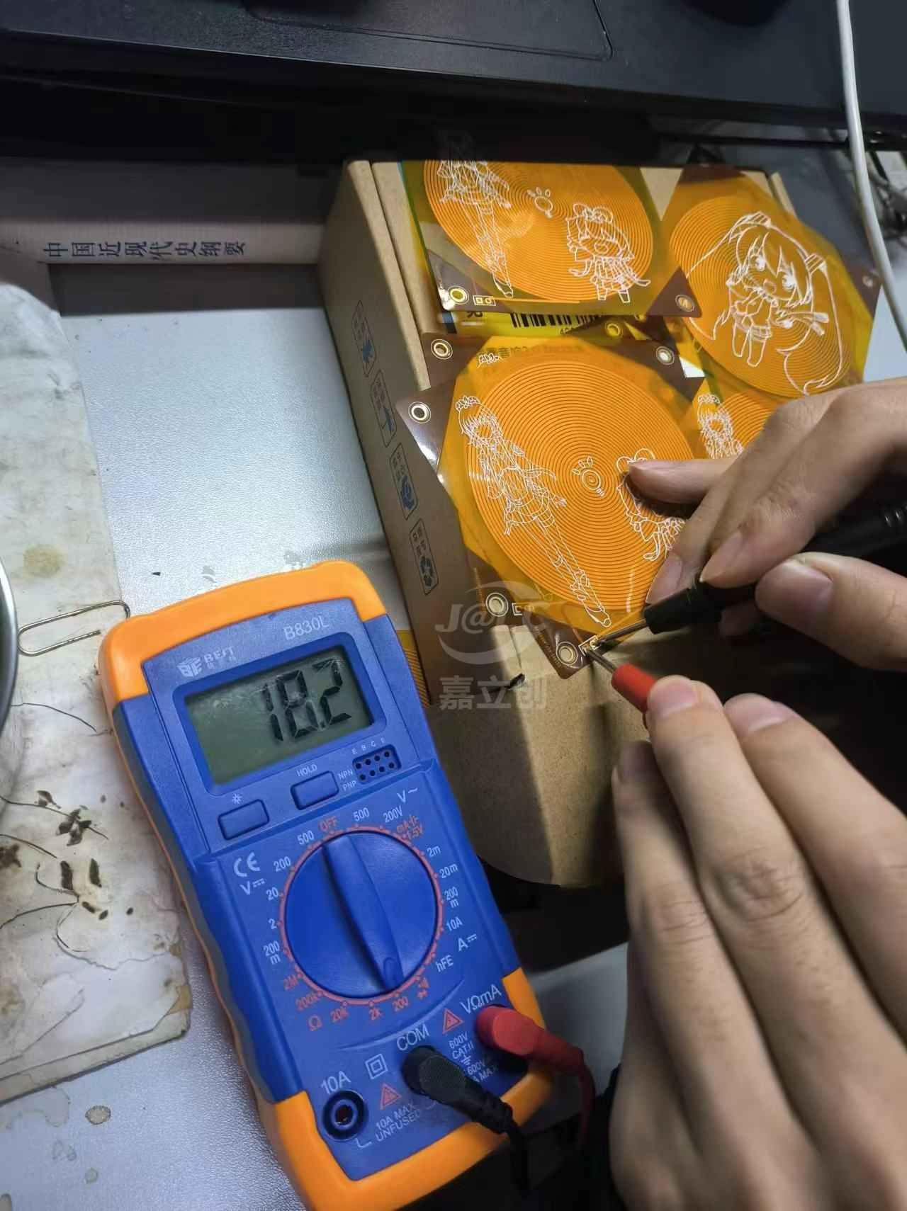 应用场景：用于制作一个超薄线圈，可以让他在磁场中起振，或者作为无线充电的发射/接收端。
发了6张，比想象中的薄很多 品质很不错。一切正常 静态电阻值也符合要求。可能是面积较大的缘故 表面并不是很平整，但不影响使用。工艺很不错。而且话说这两块扇形区域是什么？（没别的意思 纯好奇，功能是正常的）
立创品质值得信赖，总之非常感谢嘉立创的活动，为个人diy玩家提供了一个非常好的平台
（线圈的参数还在调整 所以再发一张券吧૧(●´৺`●)૭）