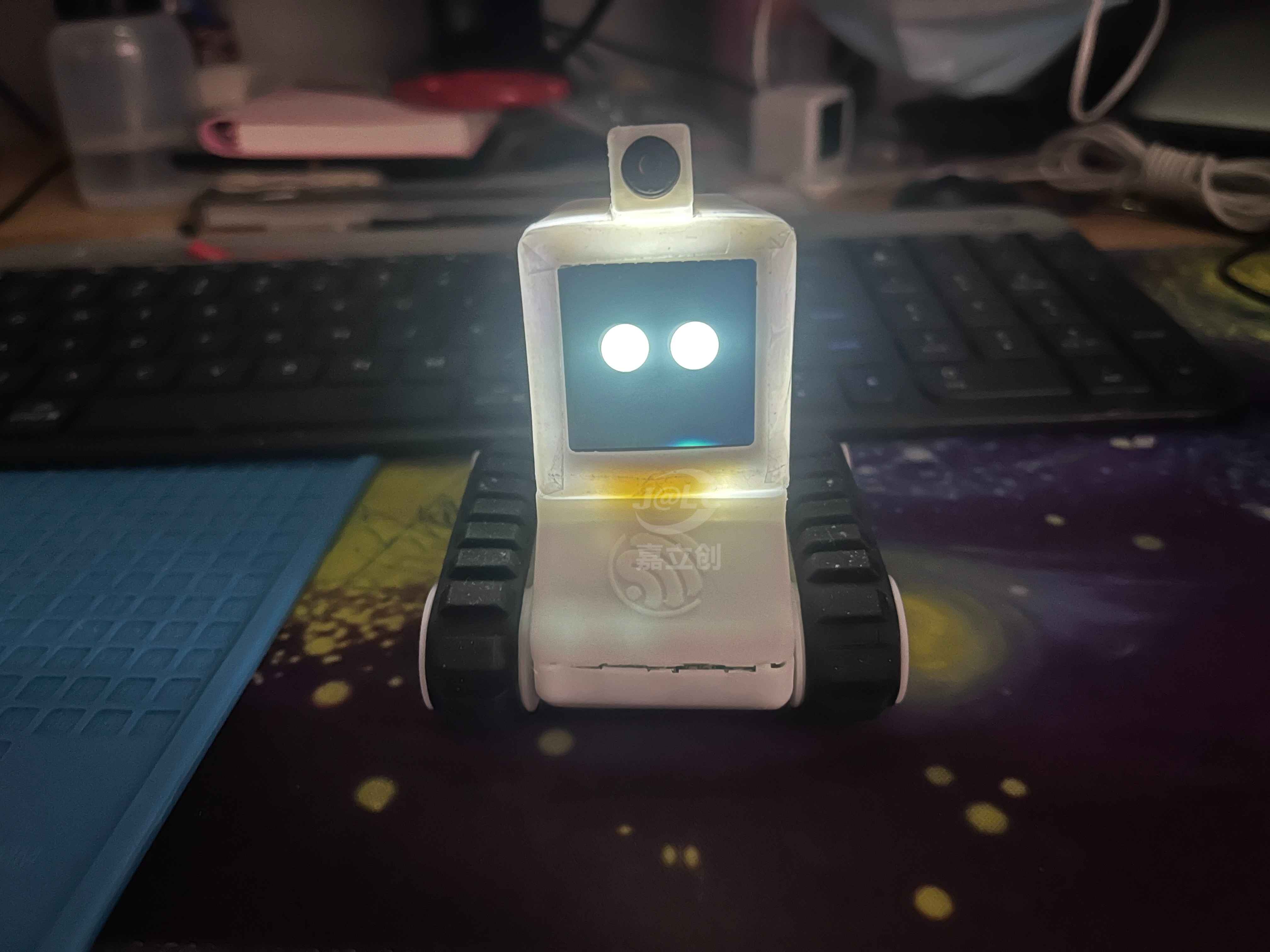 FPC免费打样，活动给力是一回事，重要的是免费的质量还很OK。这次用免费的FPC打样券给小朋友做一个SPARKBOT桌面机器人，效果杠杠的。
