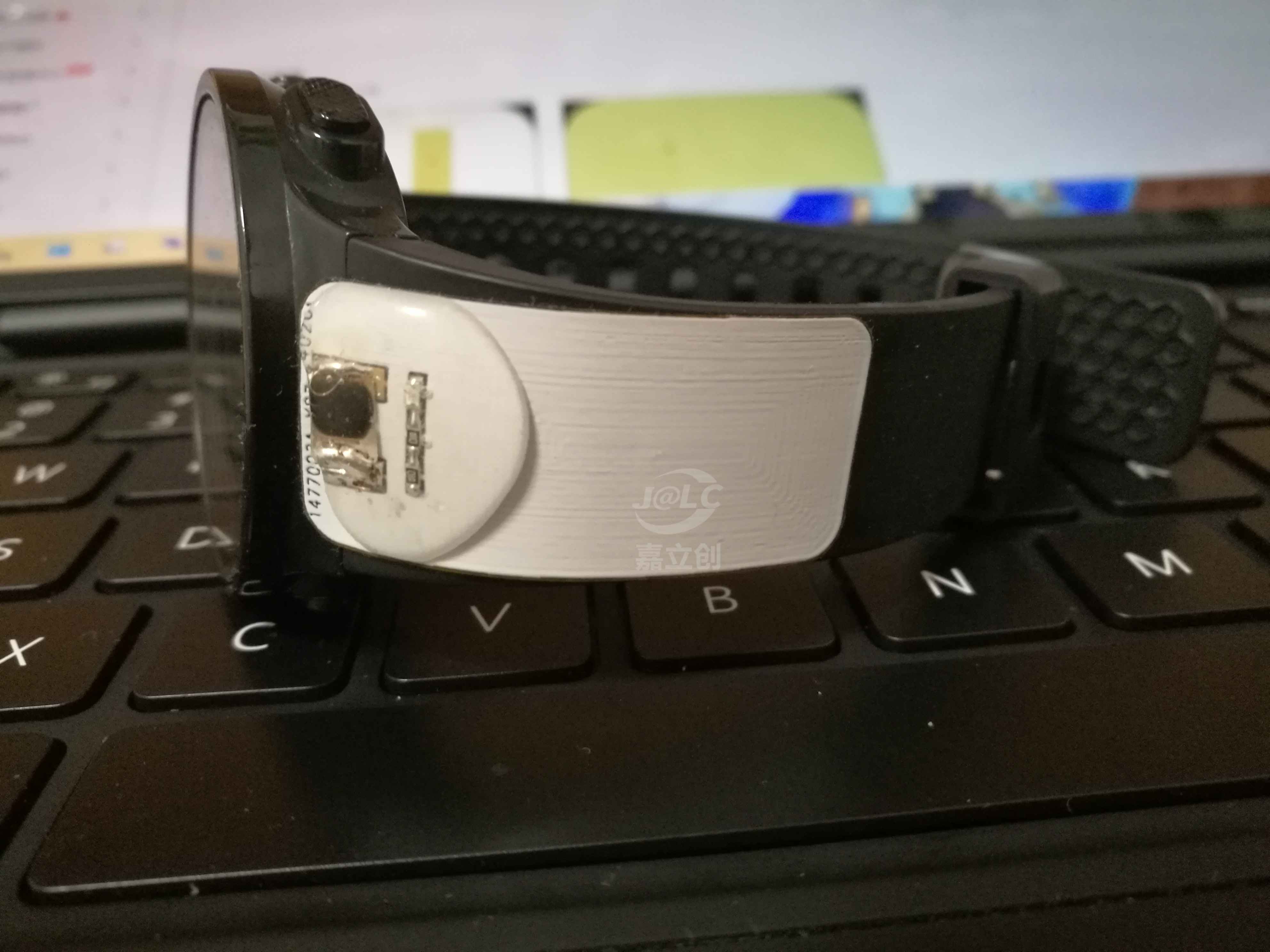 DIY FPC门卡，由一个门卡芯片、两个100r 0603电阻和一个0603 绿色LED组成。使用FPC软板方便贴在手表上，实现把普通手表改造为类似nfc智能手环的功能。JLC的软板质量很好