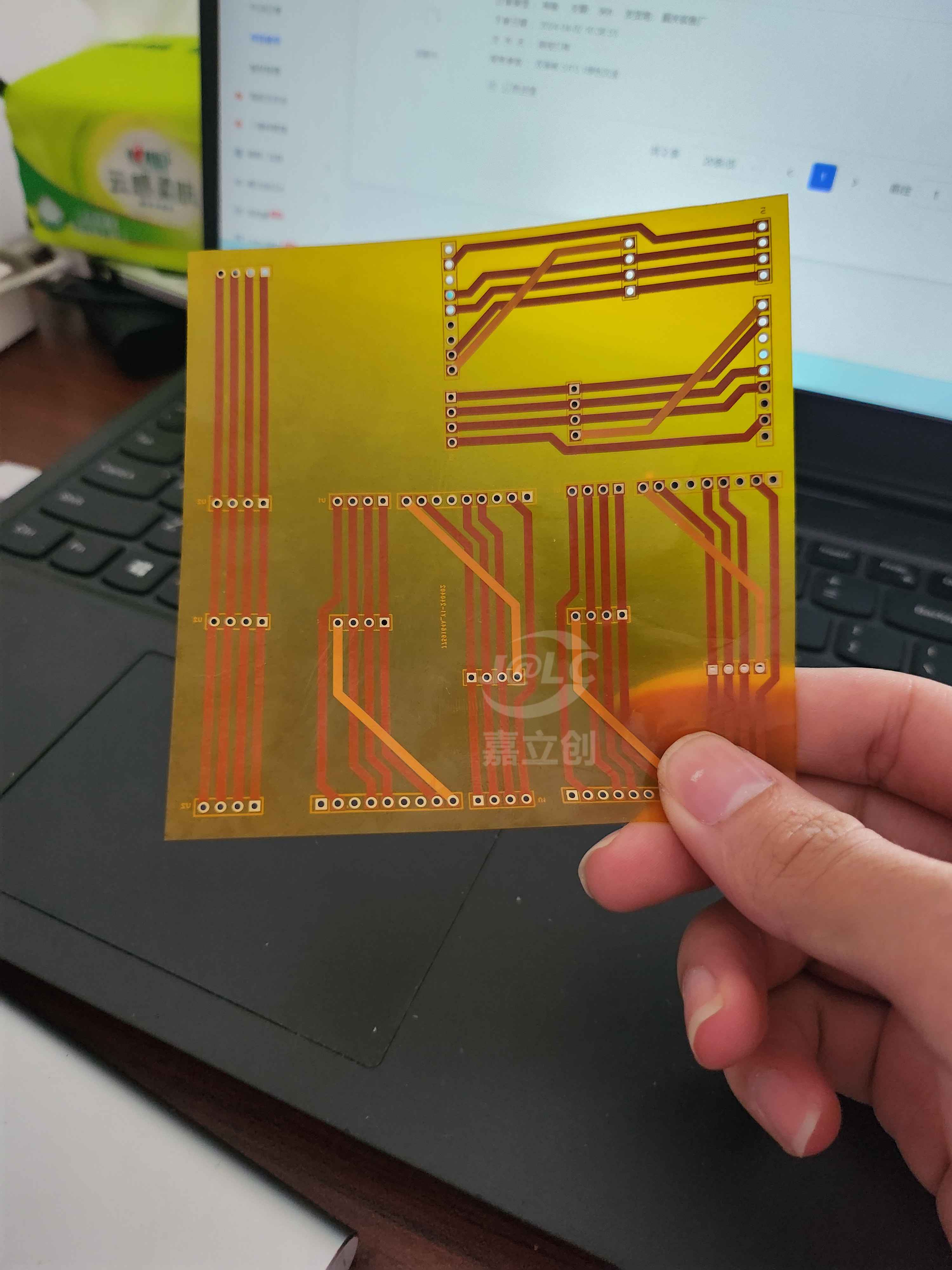 嘉立创也太给力，FPC软板也可以免费打样。质量同不错的，即使反复弯折也没有任何问题。