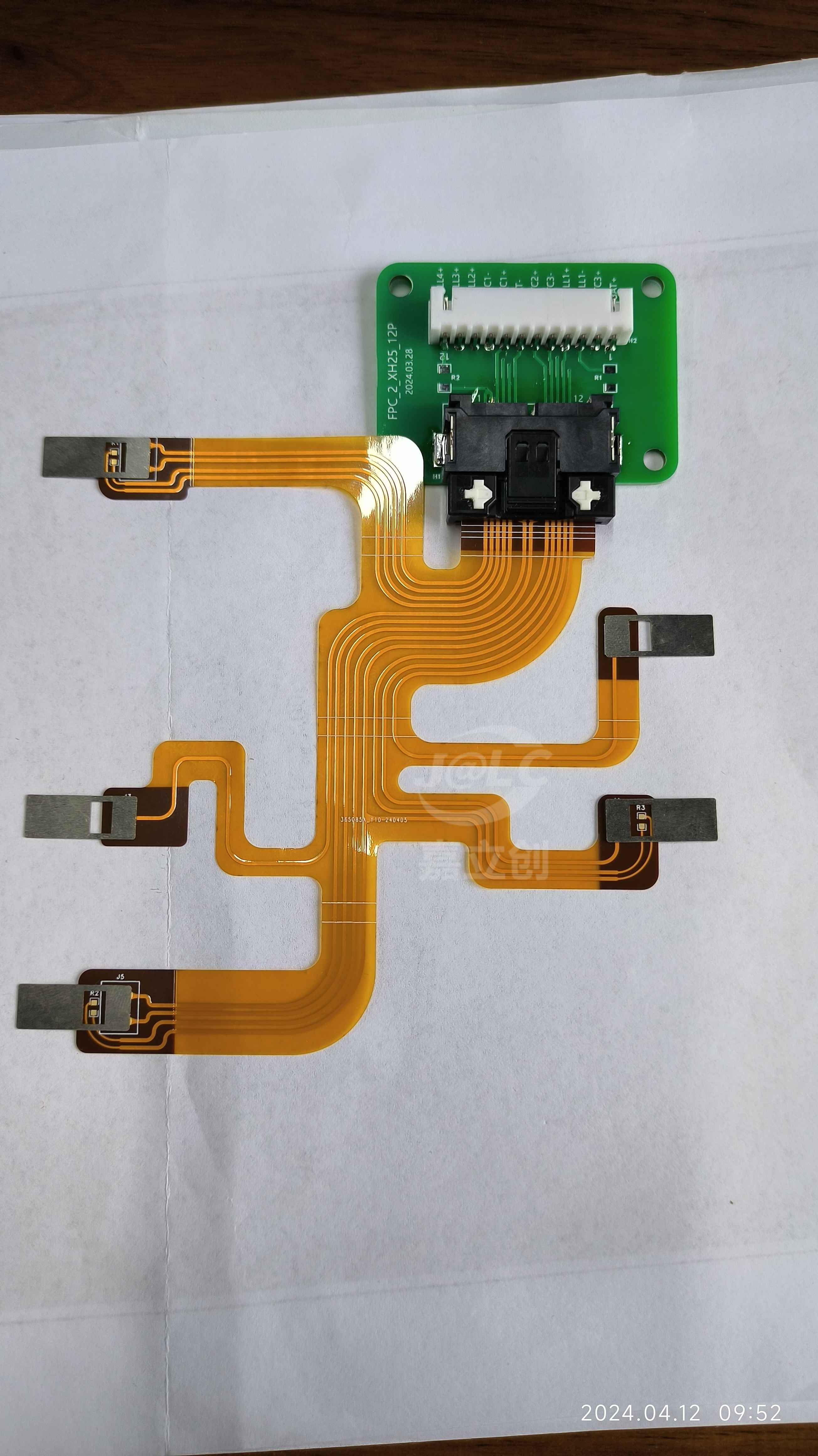 1-板子信息：10*10cm 以内，free sample
FPC尺寸 98*95*0.11mm,1种补强（6处），单面板，板上无过孔，90度弧形走线，线径0.6mm，线间距为JLC EDA 默认间距；
2-加工周期：8天
4月3日下单，中间有个清明节，板厂休息一天，4月10日顺丰快递广东韶关发出，4月12日收到板子（收件地址：江苏）从发出去打板，到收到板子，大概花了9天时间。
3-实物效果：good，超出预期
收到后，实物图如下，补强的部分还是比硬的，焊接很方便，还是很不错的。