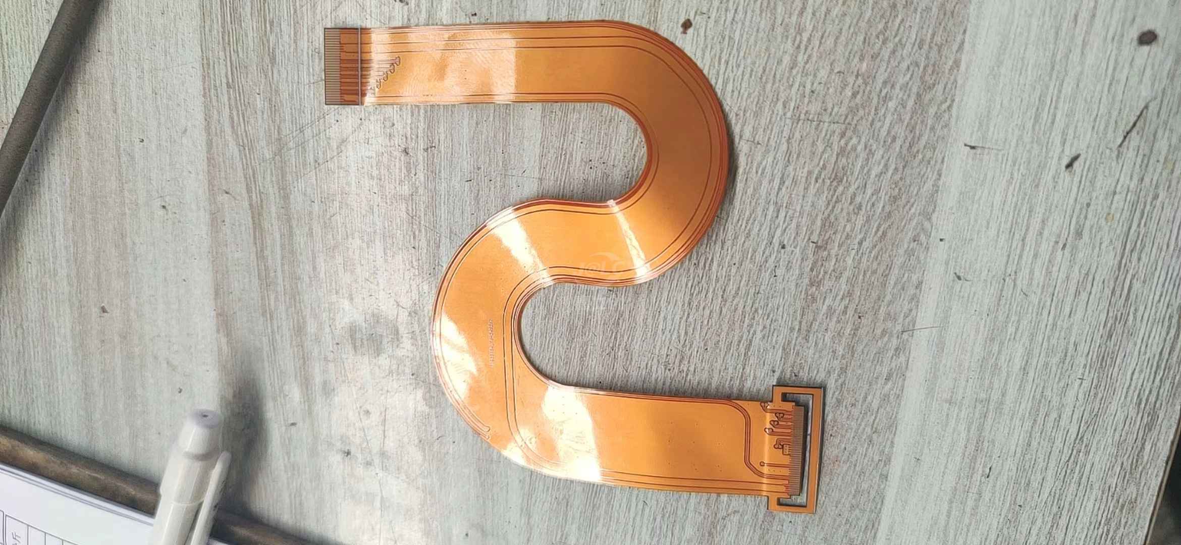 平板电脑拆机时不小心把显示屏排线弄断了，又买不到配件，只好自己画一个了，感谢嘉立创提供的FPC打样业务