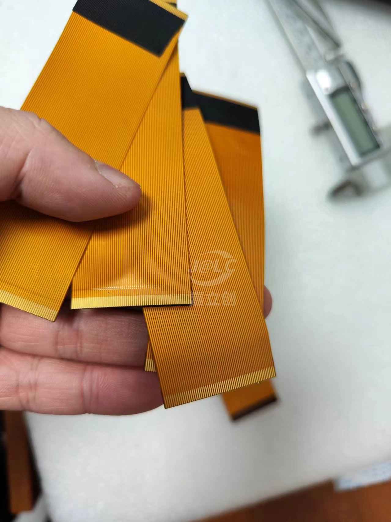 做工精密，工艺水平高，这款排线是60P转60P，金手指做工很精密，耐用，太棒了。