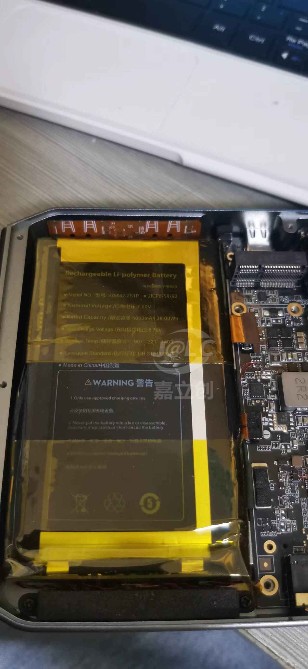 板材质量非常不错，韧性完美。掌机又多了俩USB口，嘿嘿！