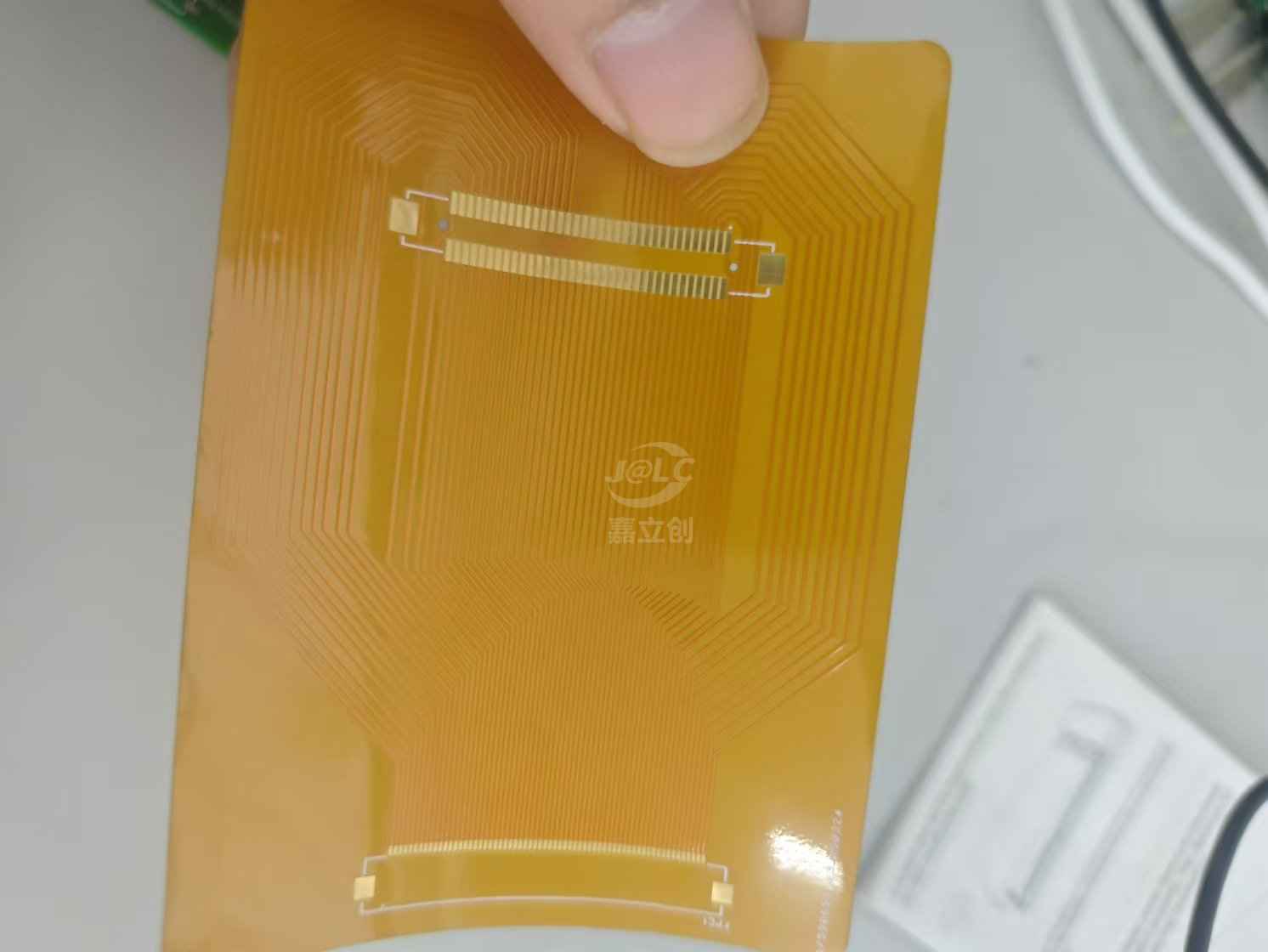 板子质量很不错，线路清晰，尺寸精准，焊盘平整，完全符合设计要求。打板速度快，售后也很给力，遇到问题能及时解决。性价比很高，值得推荐！