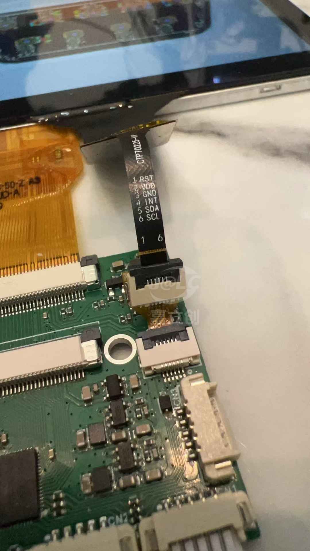 之前做的一块板子触摸屏FPC接口引脚顺序画错了，用这个FPC打样了一个转接板，赞！